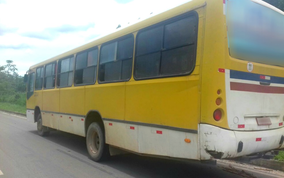 Dentre as irregularidades, ônibus não possuía identificação de transporte escolar (Foto: Divulgação/PRF)
