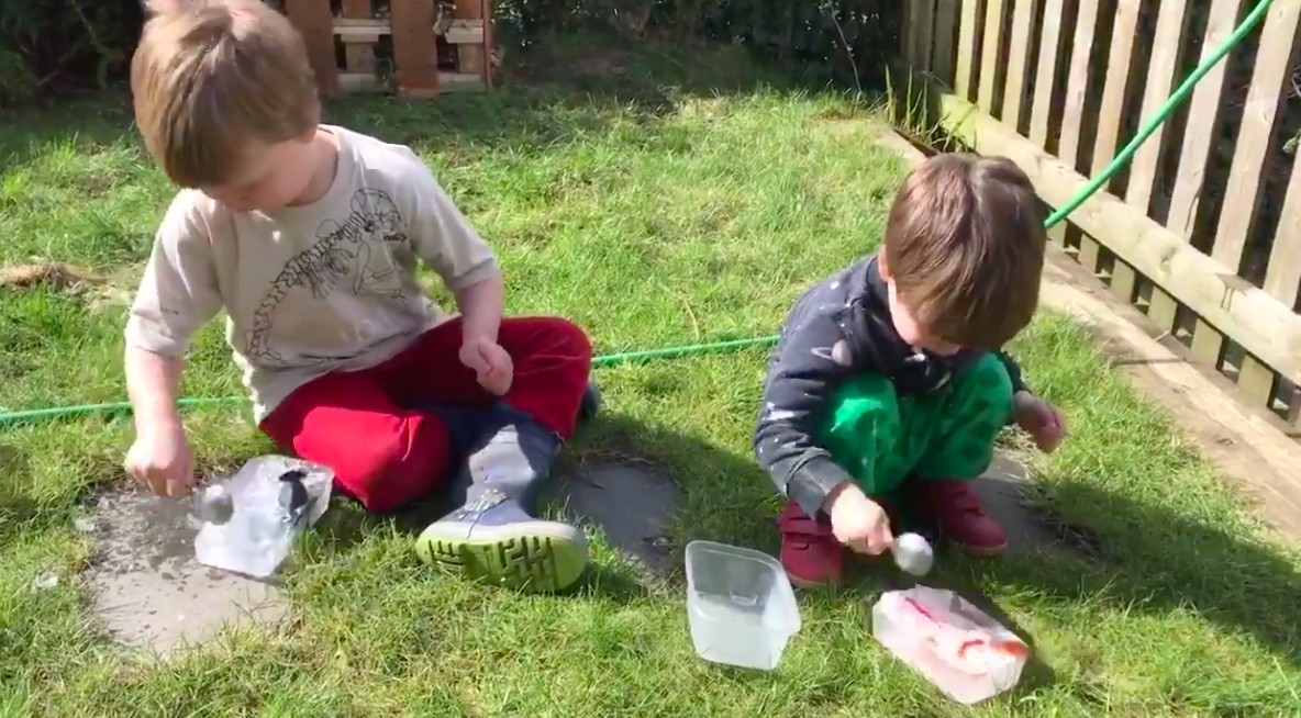 Filhos de Duncan quebrando o gelo para salvar seus brinquedos (Foto: Reprodução Twitter )