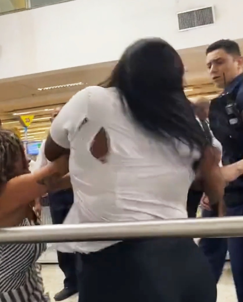 Roupa da segurança da loja foi rasgada durante a confusão — Foto: Reprodução