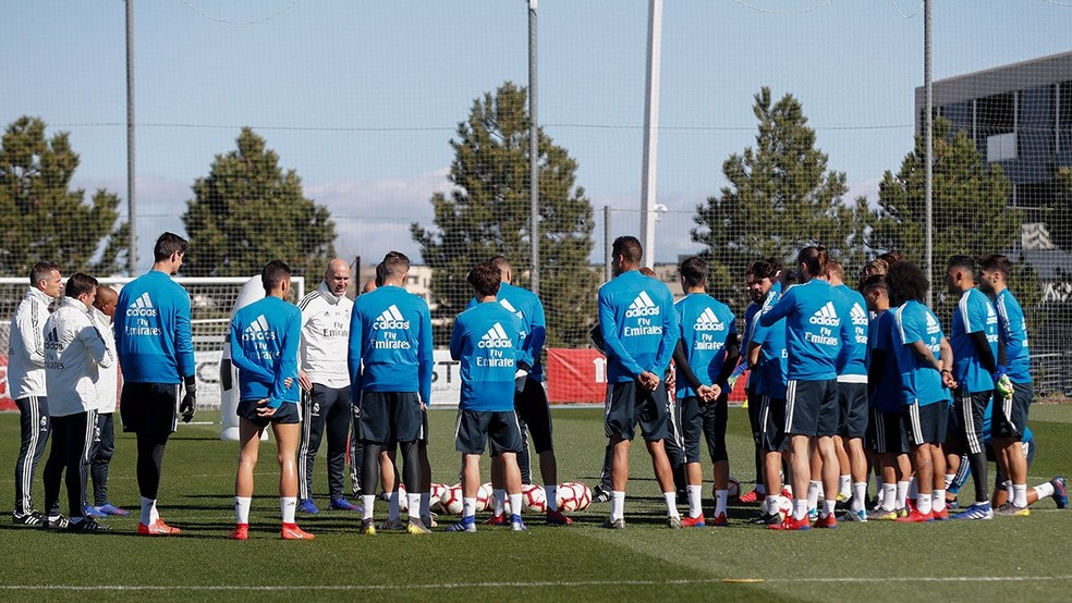 Zidane em treino do Real Madrid — Foto: Reprodução/Twitter