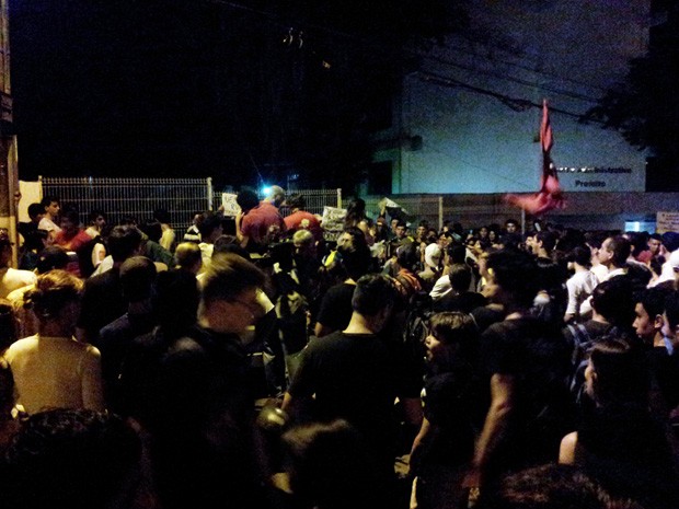 Por volta de 19h30, manifestantes se reuniam em frente a prefeitura (Foto: Samantha Silva / G1)