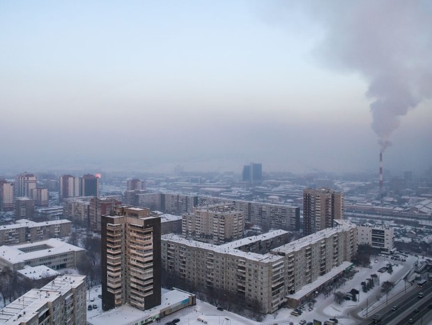 KRASNOYARSK, RUSSIA - JANUARY 26, 2021: The city of Krasnoyarsk covered in smog. The regime of unfavorable meteorological conditions is declared in the city for the third time since the beginning of 2021. Residents are advised to limit the time they spend (Foto: Andrei Samsonov/TASS)