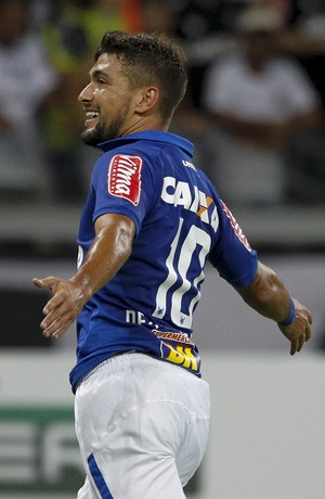 A volta do pé-quente em clássicos: quem sai para entrada de Arrascaeta?