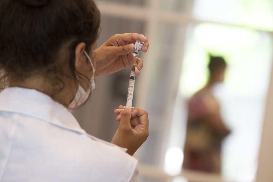 Vacinação: imunização contra Covid-19 poupou 500 vidas por dia