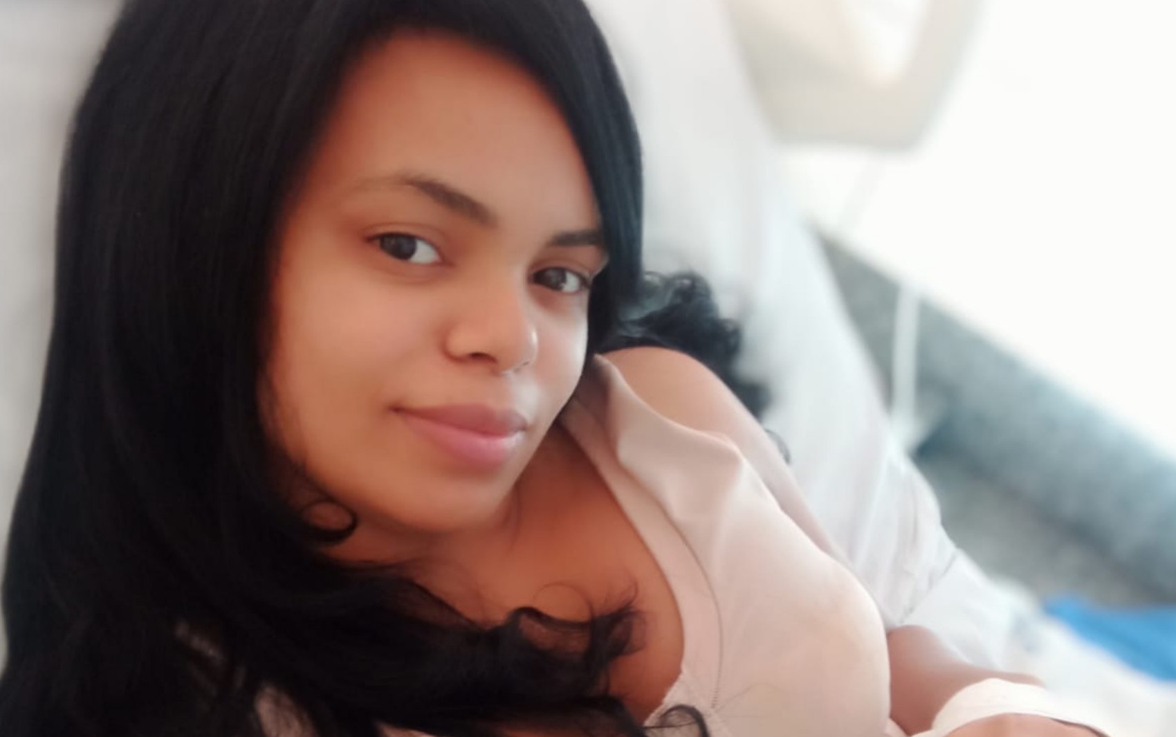 Vendedora que teve necrose após cirurgia plástica recebe alta de hospital: 'Quero ver meus filhos'