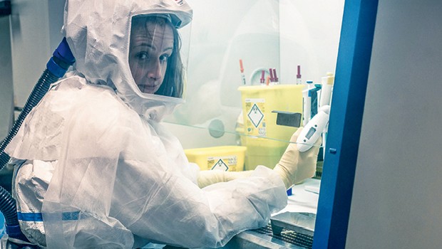 Virologista do Instituto Pasteur, na França. O laboratório sequenciou o genoma do novo coronavírus (Foto: Getty Images)