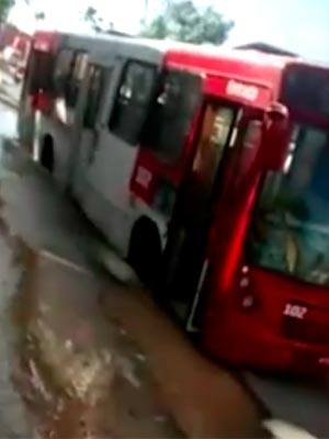 Ônibus caiu em buraco lateral na via da Rua Dejanira (Foto: Reprodução/TV Bahia)