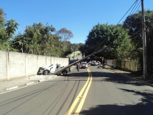 Poste ficou caído na rua após ser atingido por veículo (Foto: Polícia Militar/Divulgação)