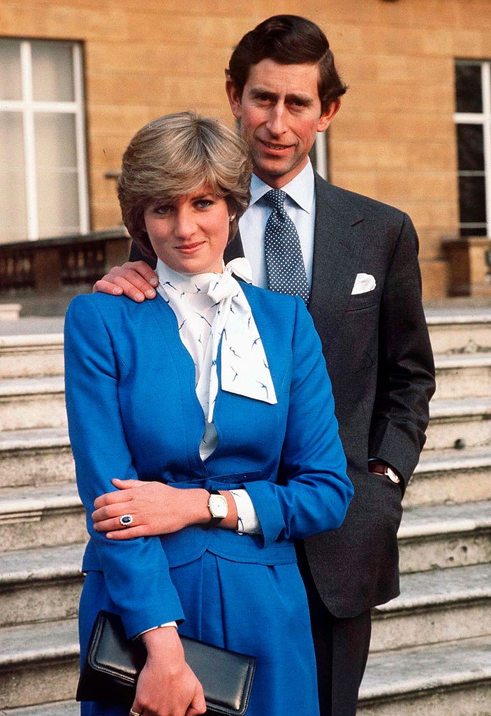LONDON, UNITED KINGDOM - FEBRUARY 24:  Lady Diana Spencer Reveals Her Sapphire And Diamond Engagement Ring While She And Prince Charles Pose For Photographs In The Grounds Of Buckingham Palace Following The Announcement Of Their Engagement.  (Photo by Tim (Foto: Tim Graham Photo Library via Get)