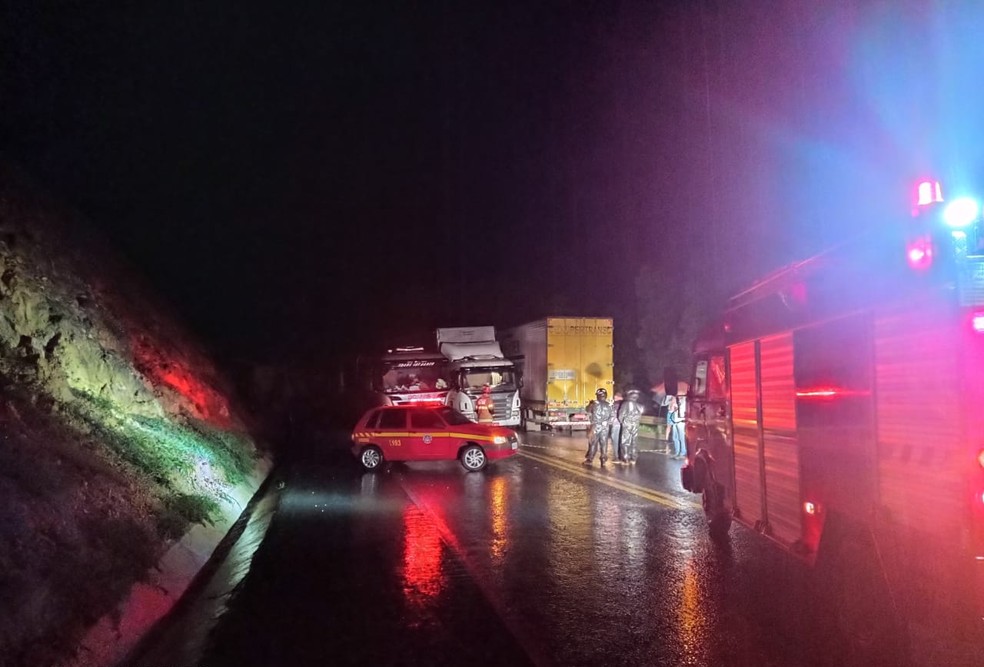 Chovia no momento do acidente e a rodovia foi interditada — Foto: Polícia Rodoviária Federal/ Divulgação