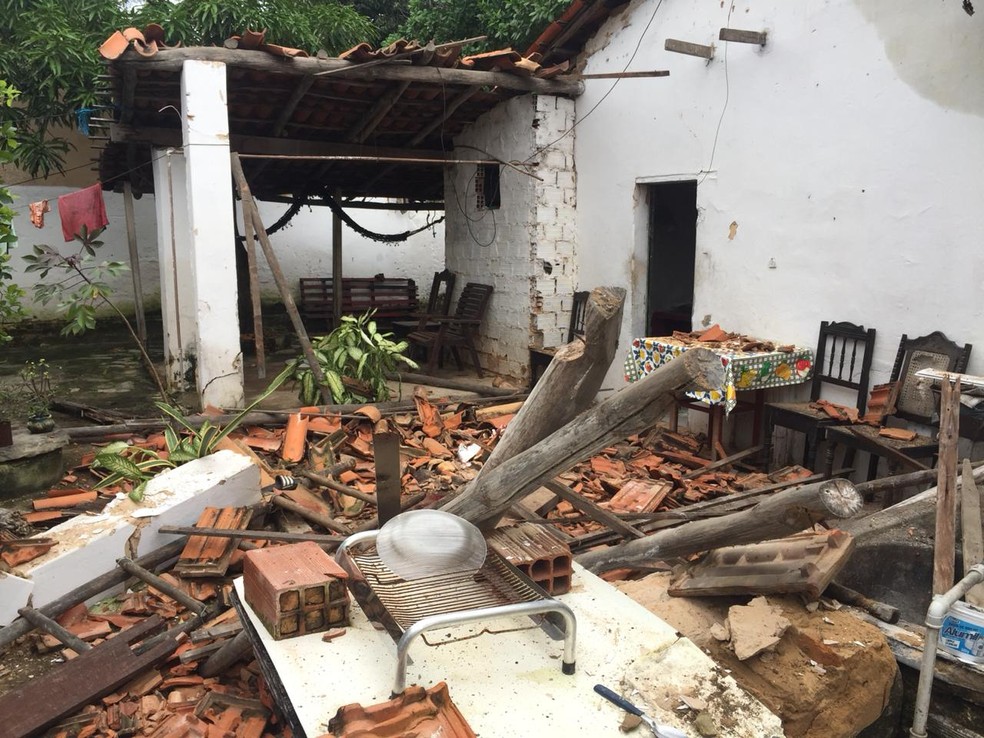 Telhado de casa desabou após forte chuva em Luís Correia — Foto: Kairo Amaral/TV Clube