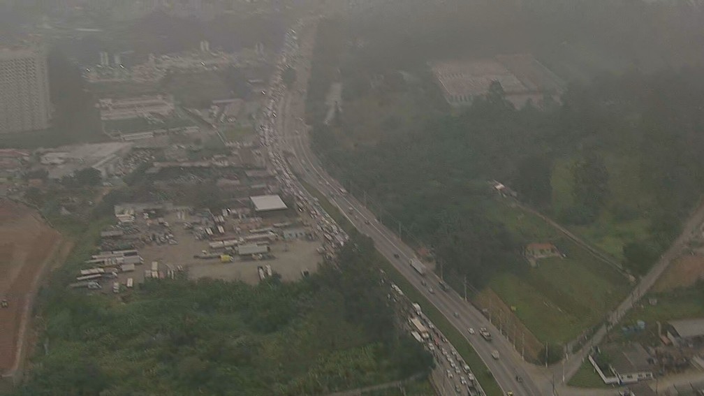 Longo congestionamento na Jacu Pêssego após acidente com ônibus e cinco carros — Foto: TV Globo