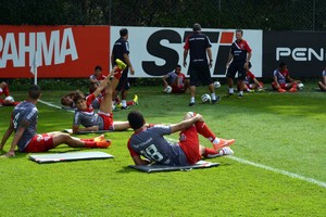 Elenco do São Paulo faz treino físico e disputará jogo-treino à tarde