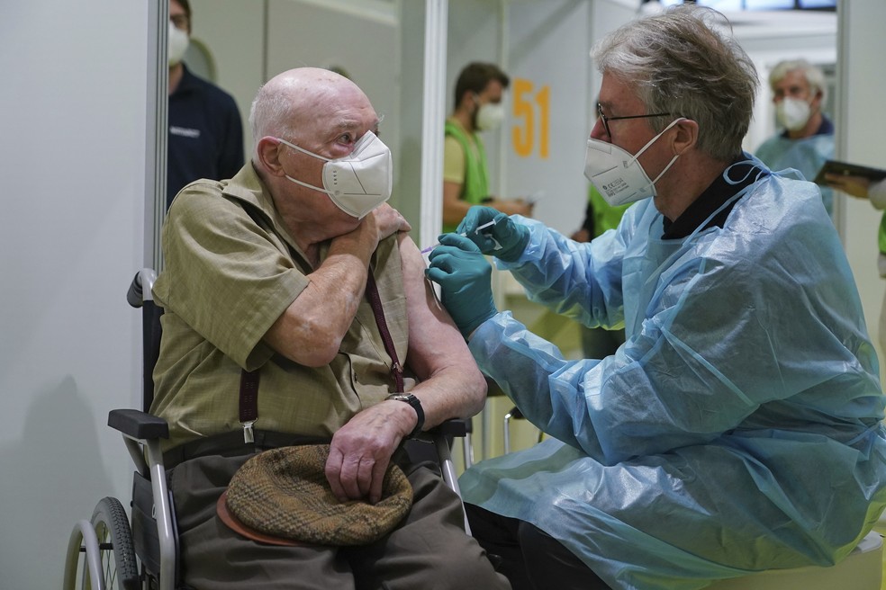 Preocupada com variantes da Covid, OMS pede vacinação mais rápida na Europa