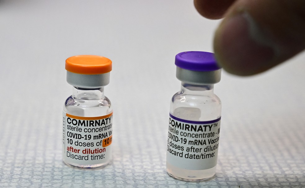 Frascos da vacina da Pfizer em versão pediátrica (laranja) e a partir dos 12 anos (roxa) — Foto: Tobias Schwarz/AFP