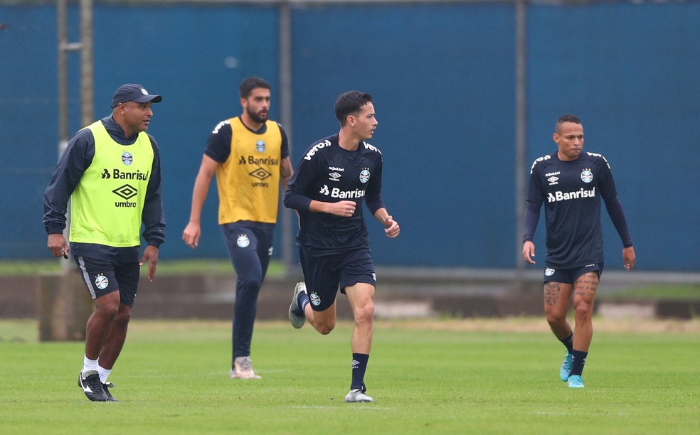 Roger observa opções em coletivo de reservas do Grêmio