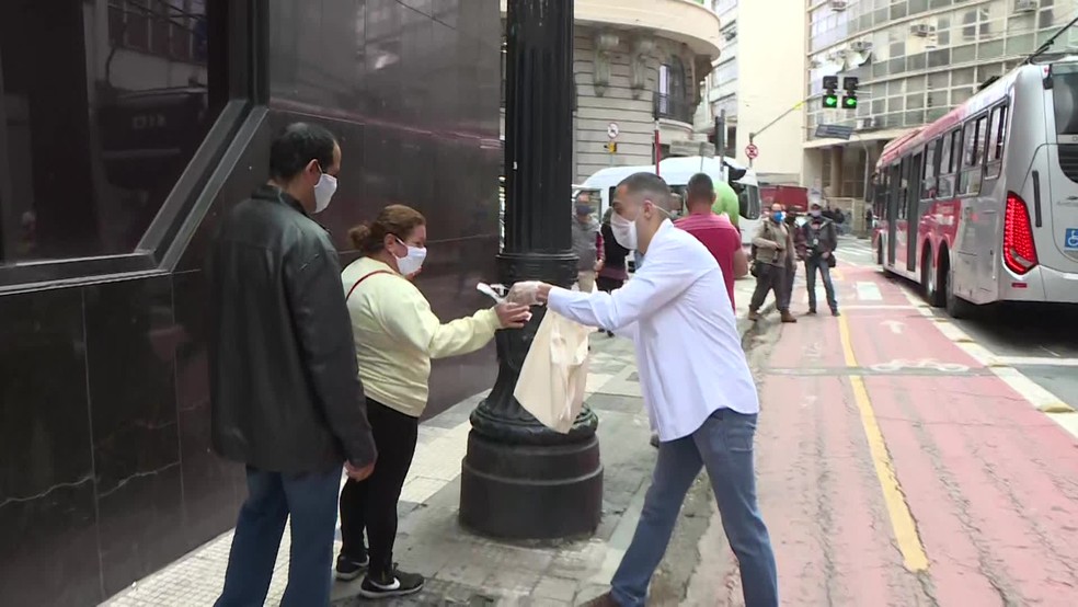 Centro de SP tem a&ccedil;&atilde;o de conscientiza&ccedil;&atilde;o sobre uso de m&aacute;scaras &mdash; Foto: Reprodu&ccedil;&atilde;o/TV Globo