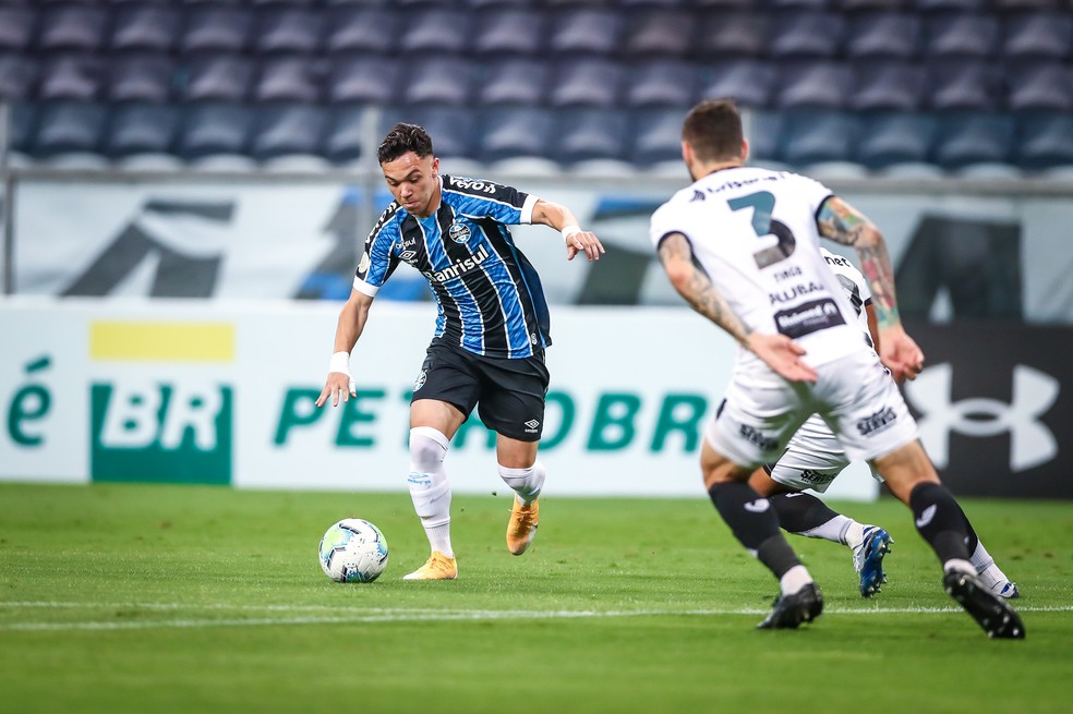 Um mês antes do fim do ano, Pepê se aproxima de igualar gols pelo Grêmio em 2019