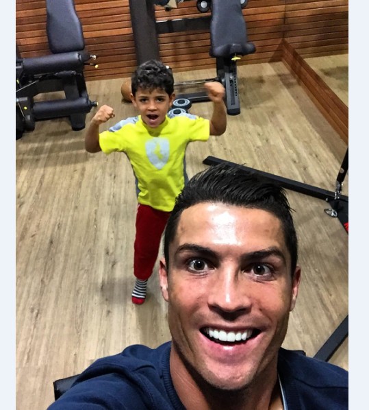 Cristiano Ronaldo e o filho na academia (Foto: Reprodução/Instagram)
