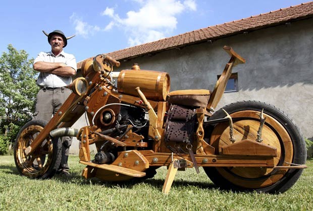 Istvan Puskas, de 52 anos, criou uma moto feita de madeira. (Foto: Laszlo Balogh/Reuters)