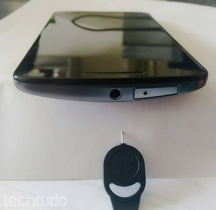 Ferramenta necessária para ejetar a gaveta de chips do Moto X Play (Foto: Felipe Alencar/TechTudo)