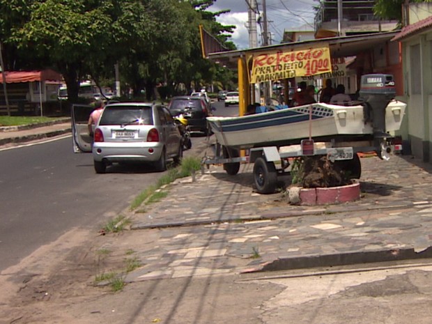 G1 - Loja de náutica é notificada para retirar lancha de via pública, em  Manaus - notícias em as