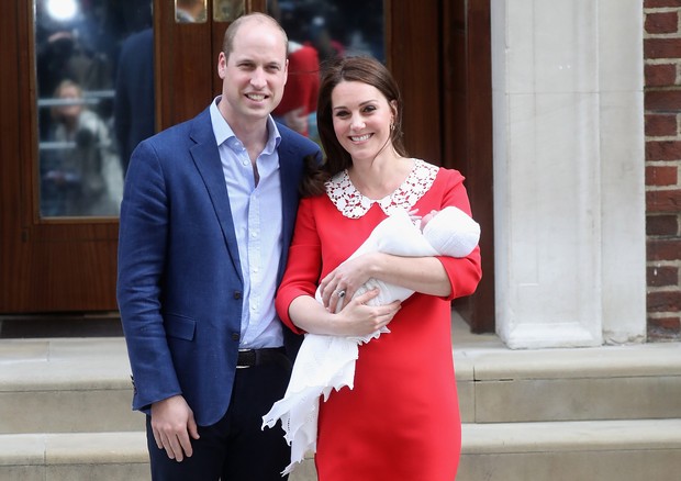 LONDON, ENGLAND - APRIL 23:  Prince William, Duke of Cambridge and Catherine, Duchess of Cambridge depart the Lindo Wing with their newborn son at St Mary's Hospital on April 23, 2018 in London, England. The Duchess safely delivered a boy at 11:01 am, wei (Foto: Getty Images)