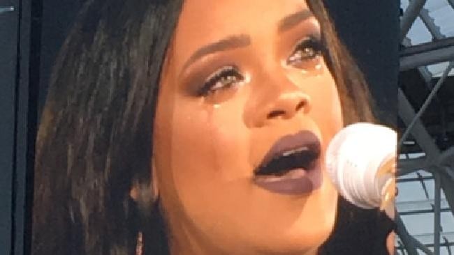 Rihanna não conseguiu conter suas lágrimas durante apresentação em Dublin (Foto: Reprodução)