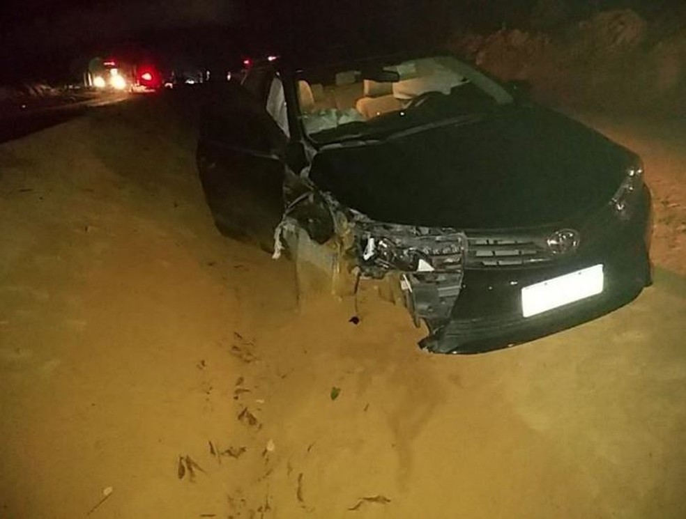 Carro ficou destruído após acidente em Machadinho (RO).  — Foto: Reprodução 