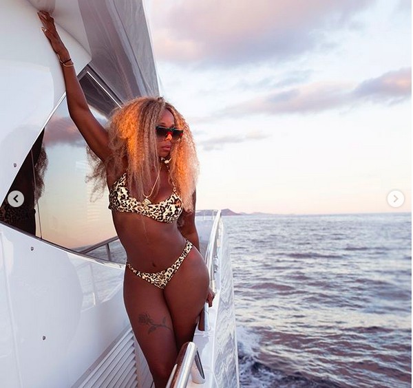 A cantora Mary J. Blige no passeio de barco com amigas no qual celebrou seu aniversário de 48 anos (Foto: Instagram)