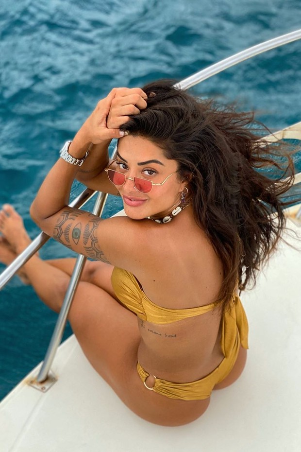 Aline Riscado esquenta a temperatura em foto em barco (Foto: Reprodução/Instagram)