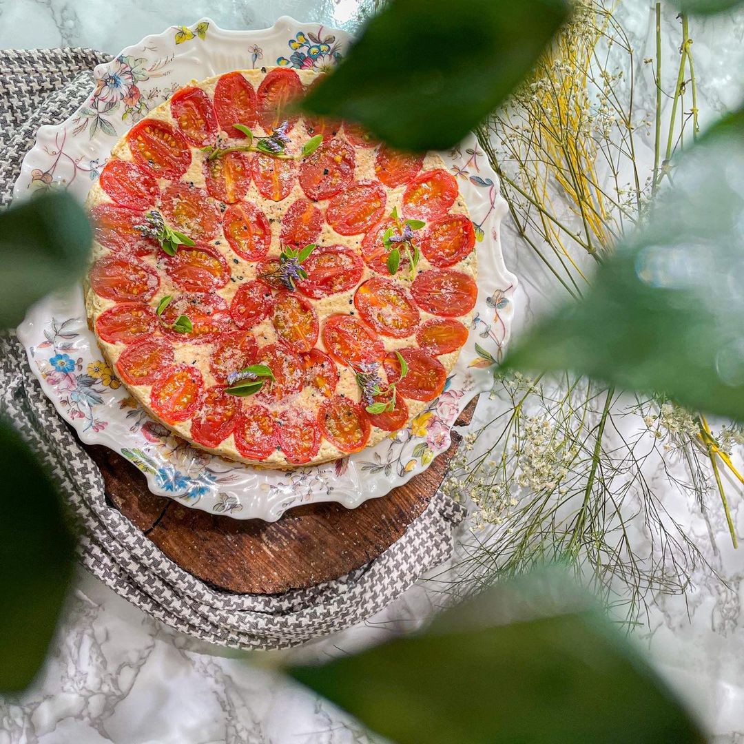 Receita vegana de torta suflê de tomate é deliciosa e ótima para servir em um almoço especial (Foto: Camila Botelho / Divulgação)