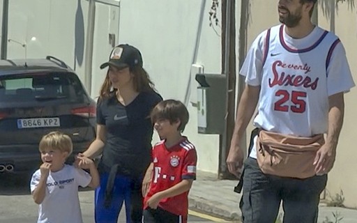 Shakira, Piqué e os filhos fazem passeio a pé por Barcelona