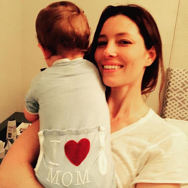 A atriz Jessica Biel e o filho (Foto: Instagram)