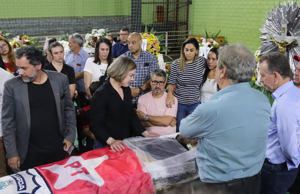 Gleisi Hoffmann participa do velório do diretor do PT Marcelo Arruda assassinado em Foz do Iguaçu. — Foto: CHRISTIAN RIZZI/FOTOARENA/FOTOARENA/ESTADÃO CONTEÚDO