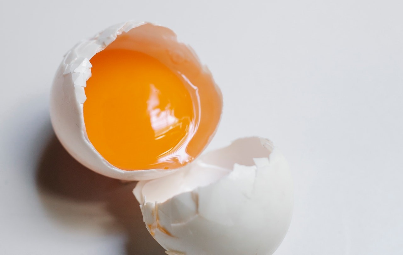 O ovo é um alimento rico em vitaminas e minerais essenciais, como cálcio, fósforo, selênio, vitamina A, E, D e vitaminas do complexo B (Foto: pexels/klaus-nielsen/CreativeCommons)