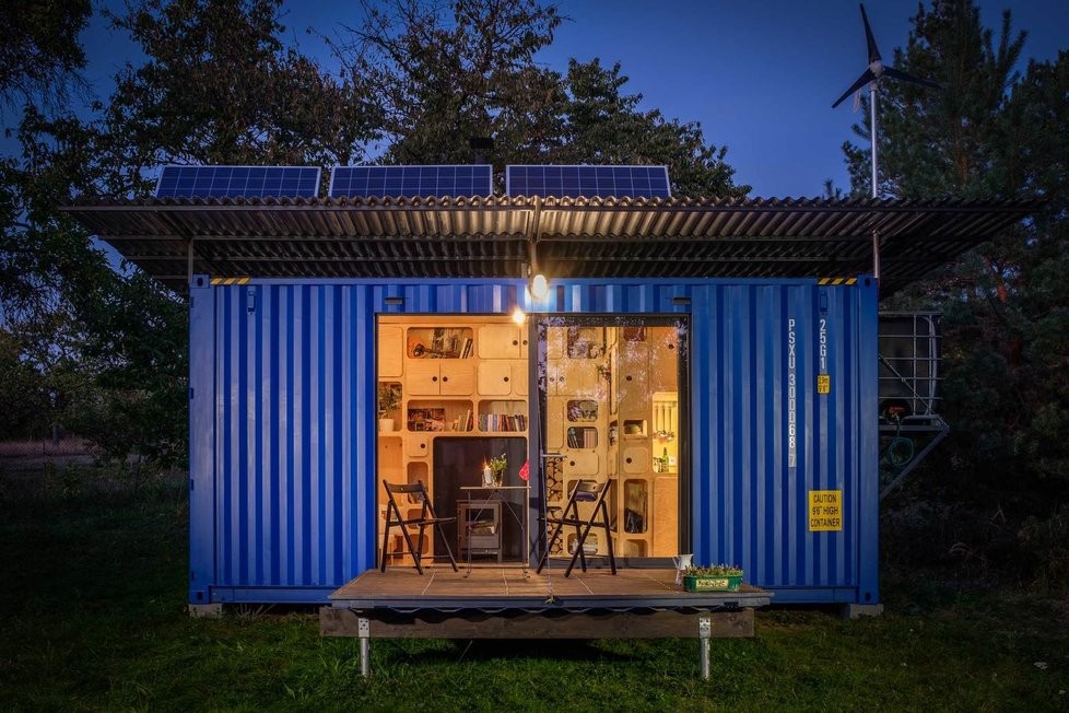 Casa sustentável feita em contêiner aproveita energia solar e eólica (Foto: Pin-Up Houses )