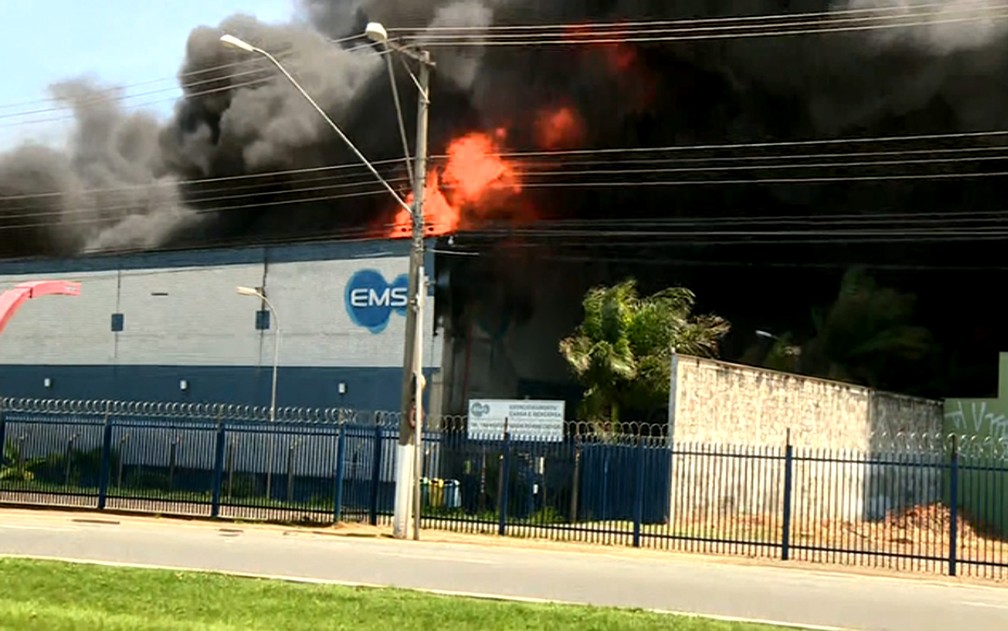 Incêndio de grandes proporções atinge indústria farmacêutica EMS em Hortolândia — Foto: Márcio Silveira/EPTV