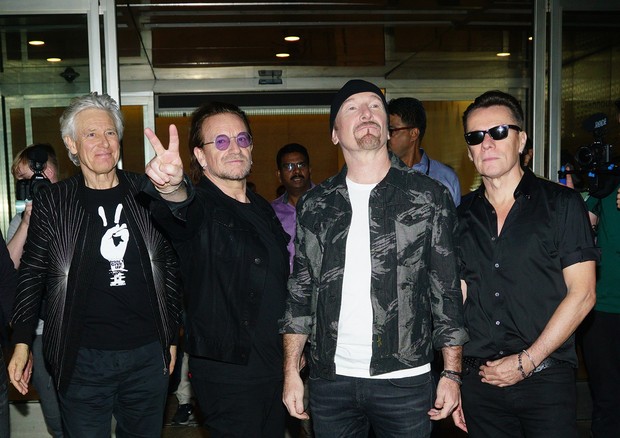 MUMBAI, INDIA -DECEMBER 12: Irish rock band U2 arrived Mumbai internation airport for the "Joshua Tree Tour" on December 12, 2019 in Mumbai, India. U2 band will perform at DY Patil Stadium, Mumbai, on Sunday, December 15. (Photo by Prodip Guha/Getty image (Foto: Getty Images)