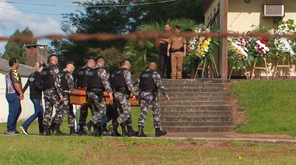 Caixão do PM foi carregado por policiais da Choque. Velório foi no 16º BPM — Foto: Divonei Ravanello Júnior/RPC Guarapuava