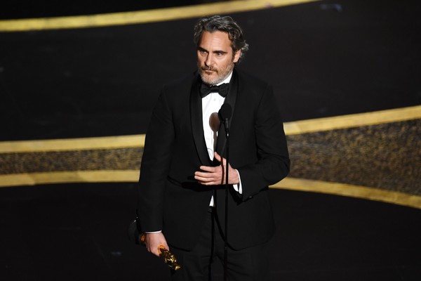 Joaquin Phoenix com o Oscar de Melhor Ator vencido por Coringa (Foto: Getty Images)