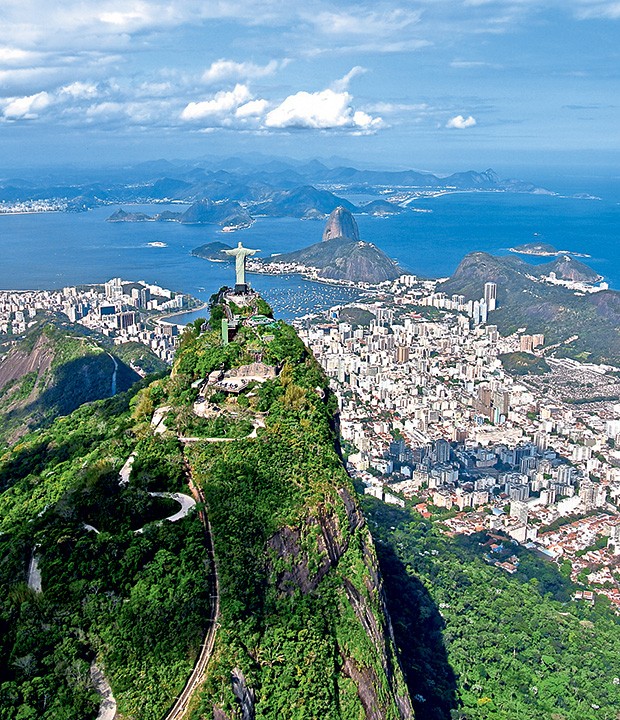 O visual mais fotogênico da cidade maravilhosa, como Cristo Redentor sobre o Corcovado e a Baía de Guanabara ao fundo (Foto: ThinkStock)