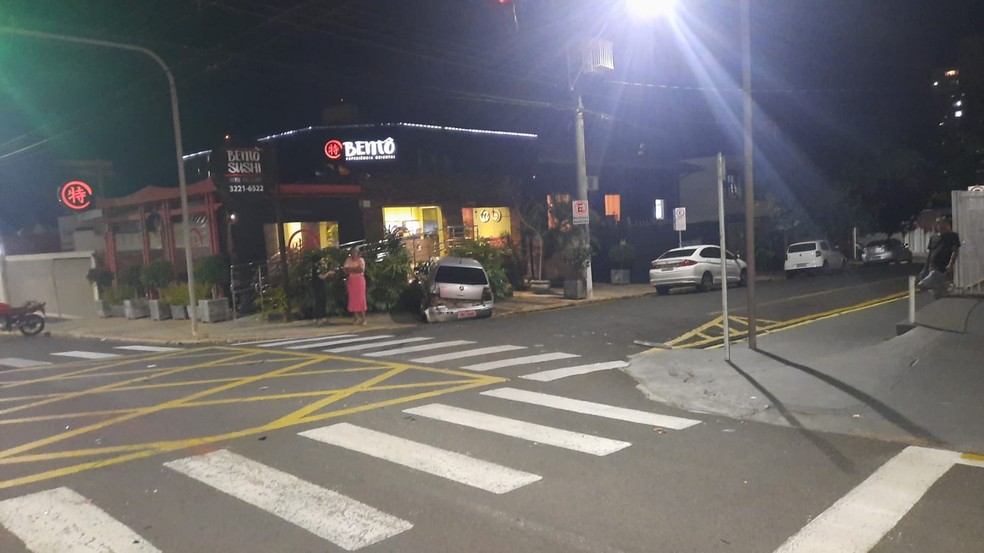 Carro bateu em restaurante de Marília (SP) após ser atingido por moto com adolescente no piloto — Foto: Ricardo Lopes/Arquivo pessoal