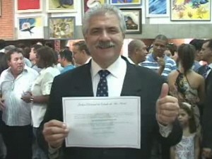 Renato Frangini (DEM) após receber o diploma de prefeito de Bragança Paulista. (Foto: Reprodução/TV Vanguarda)