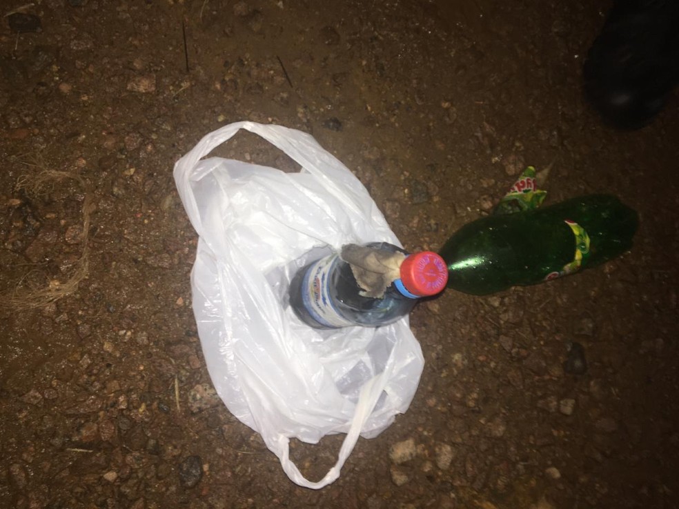 Duas garrafas foram localizadas no quartel dos Bombeiros — Foto: Corpo de Bombeiros/Divulgação