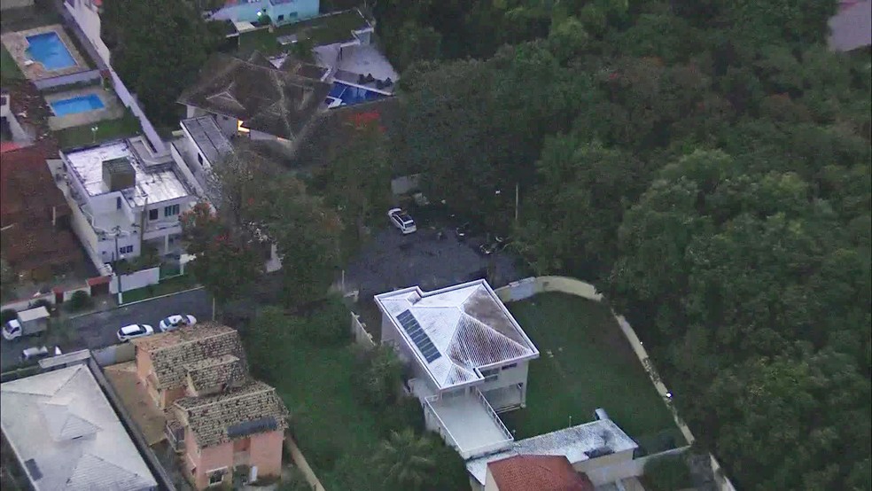 Viaturas da PF na porta da casa de Alexandre Pinto, na Taquara (Foto: Reprodução/TV Globo)