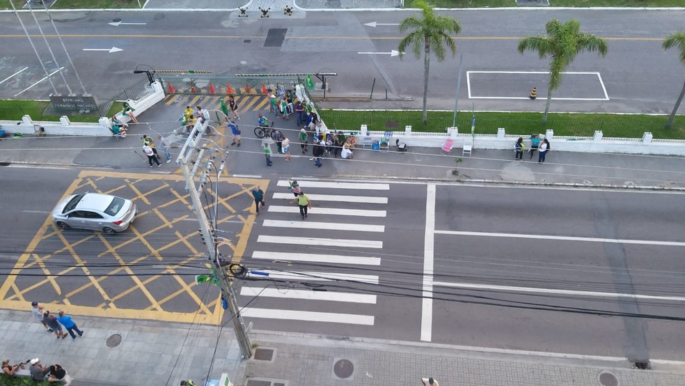 Bolsonaristas seguem em frente ao 63º Batalhão de Infantaria, em Florianópolis, mesmo após desmonte de acampamento — Foto: Antônio Neto/NSC TV