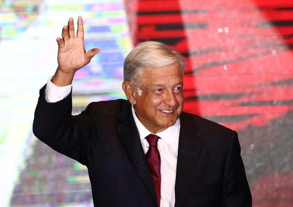 López Obrador saúda apoiadores em discurso após vencer a eleição no México, em 2 de julho (Foto: Edgard Garrido/Reuters)