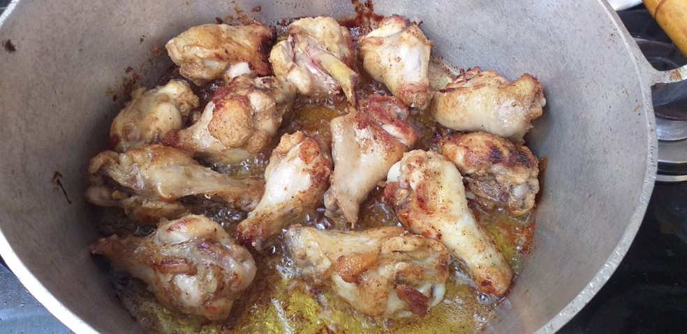 Frite o frango em uma panela com óleo até dourar — Foto: Reprodução/TVCA