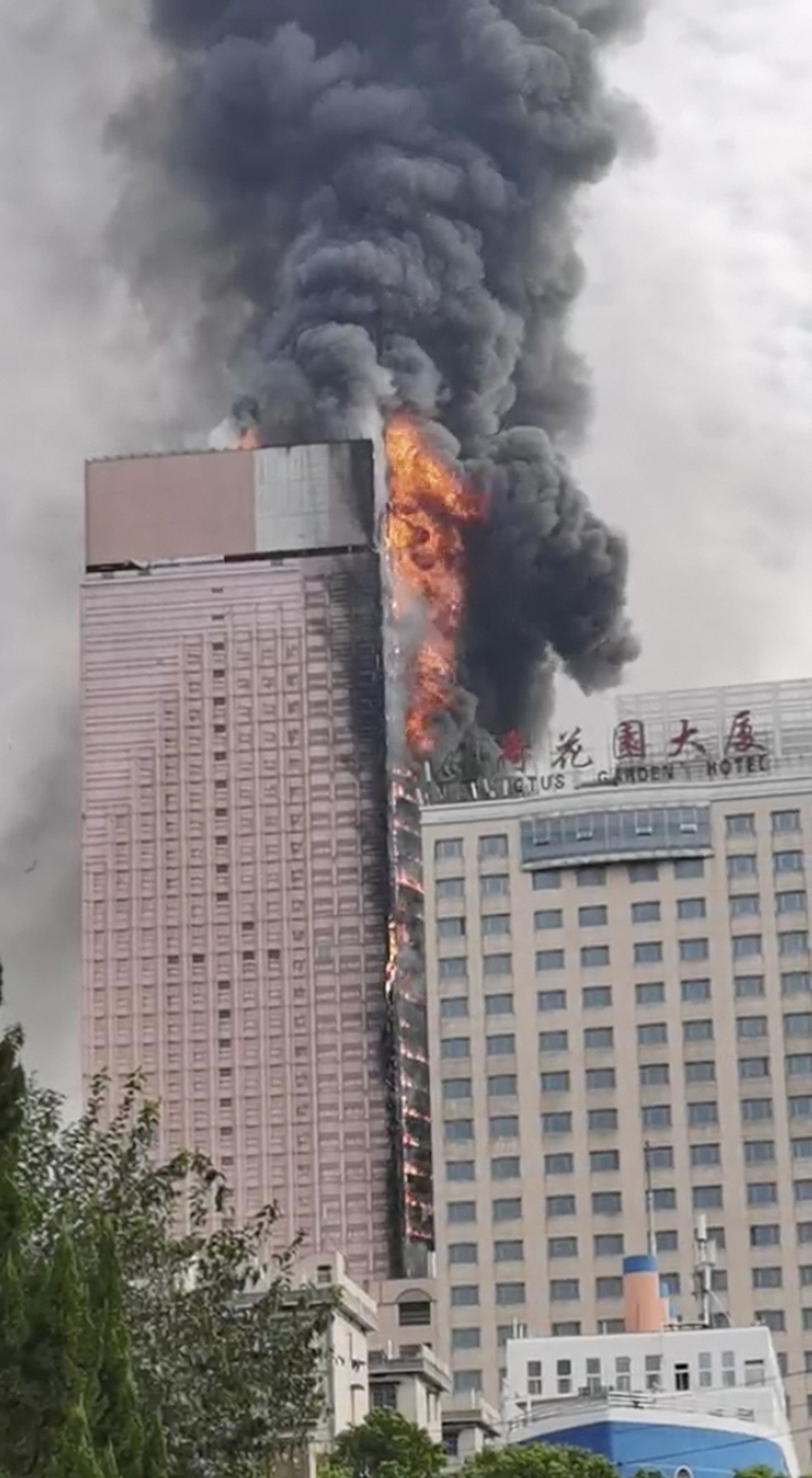 Prédio da China Telecom em chamas — Foto: Associated Press
